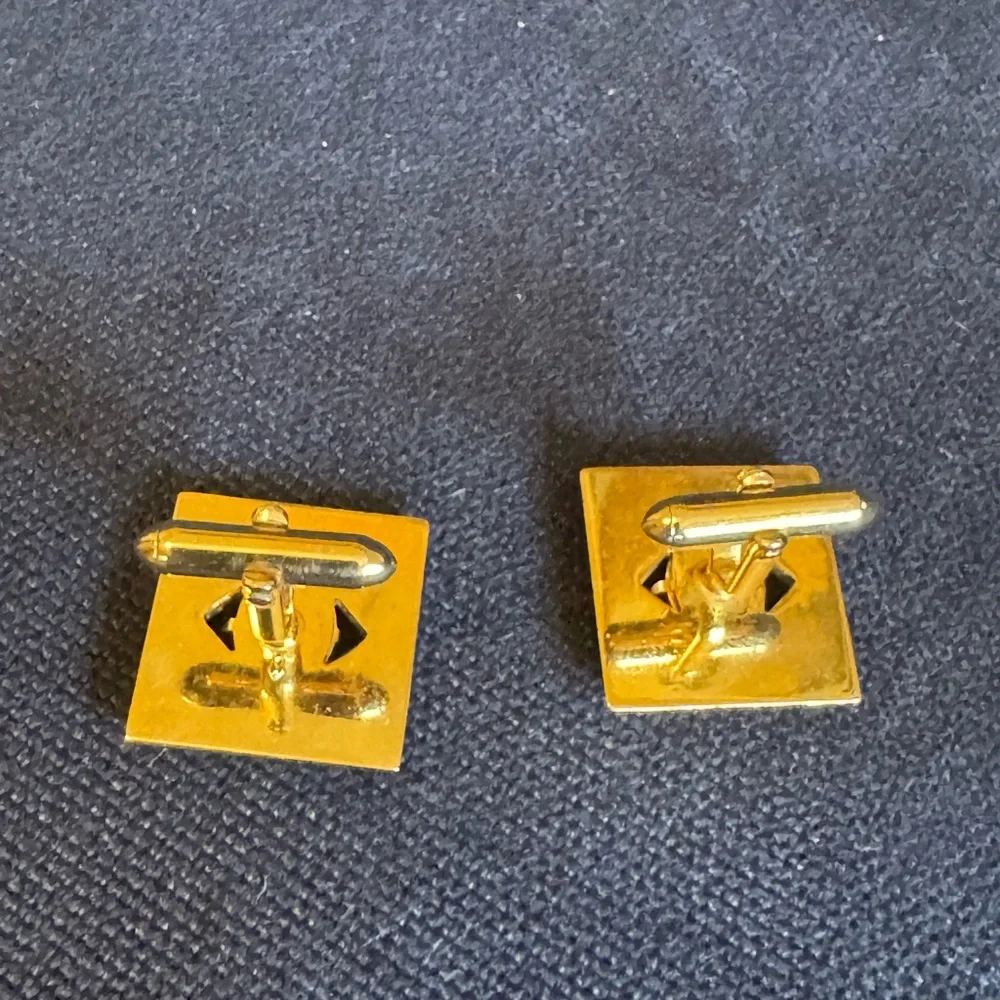 VTG brushed gold tone square men’s cufflinks w/green celadone cabachon center